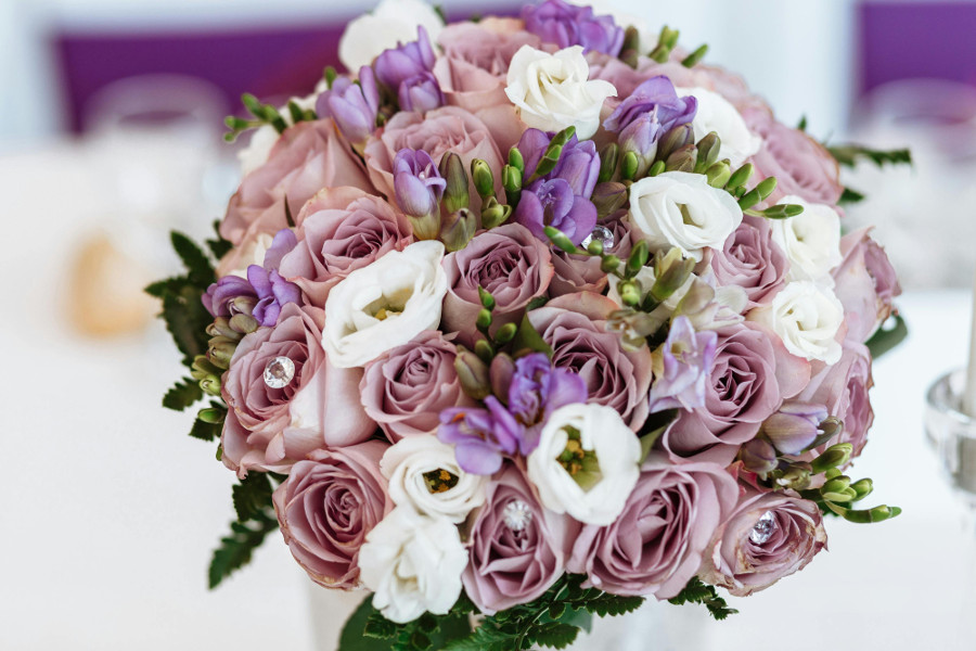 learn flower arranging - bouquet of lilac and white roses